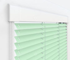 Жалюзи Изотра 25 мм на пластиковые окна - цвет бело-зеленый